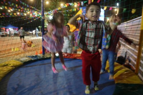 crianças brincando na cama elástica do espaço kids